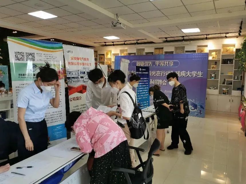 图为招聘会现场