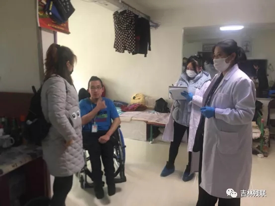 图为入户走访