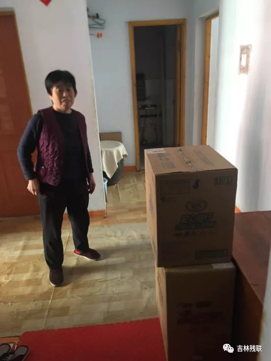 图为入户走访