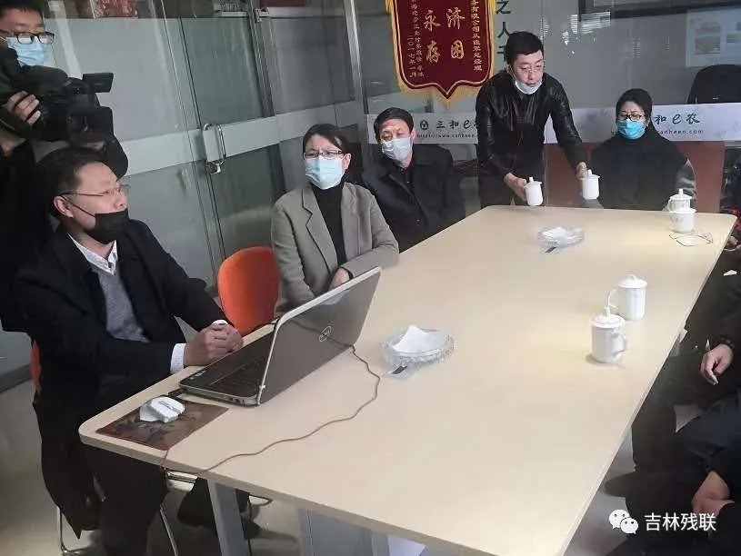 图为大安市残联干部和华誉电商负责人研究电商助残脱贫工作