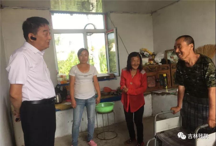 图为家庭无障碍改造项目验收工作现场