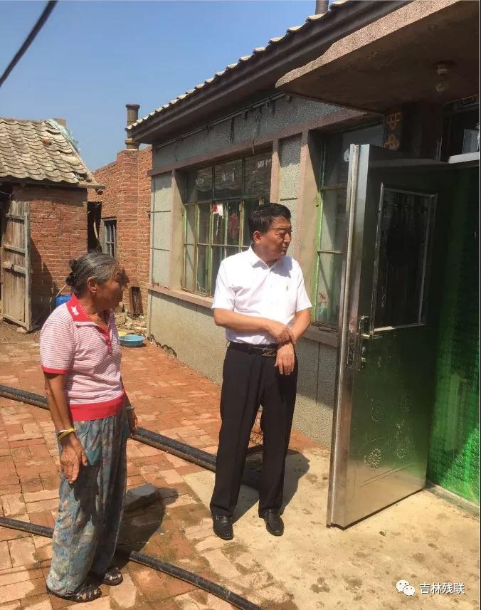 图为家庭无障碍改造项目验收工作现场