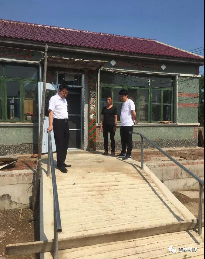 图为家庭无障碍改造项目验收工作现场