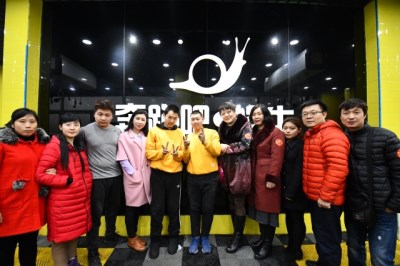 图为洗车行工作人员合影
