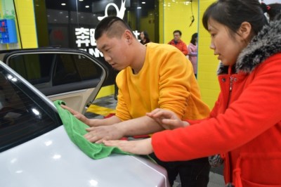 图为洗车行工作现场