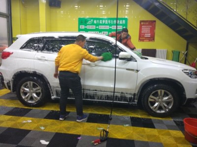 图为洗车行工作现场