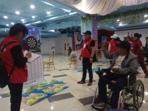 图为残疾人飞镖比赛现场