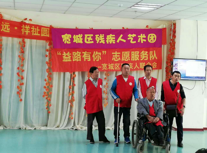 图为残疾人艺术团成员演唱歌曲