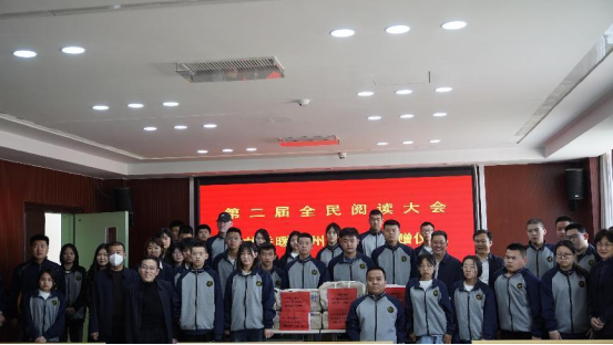 图为捐赠仪式现场合影