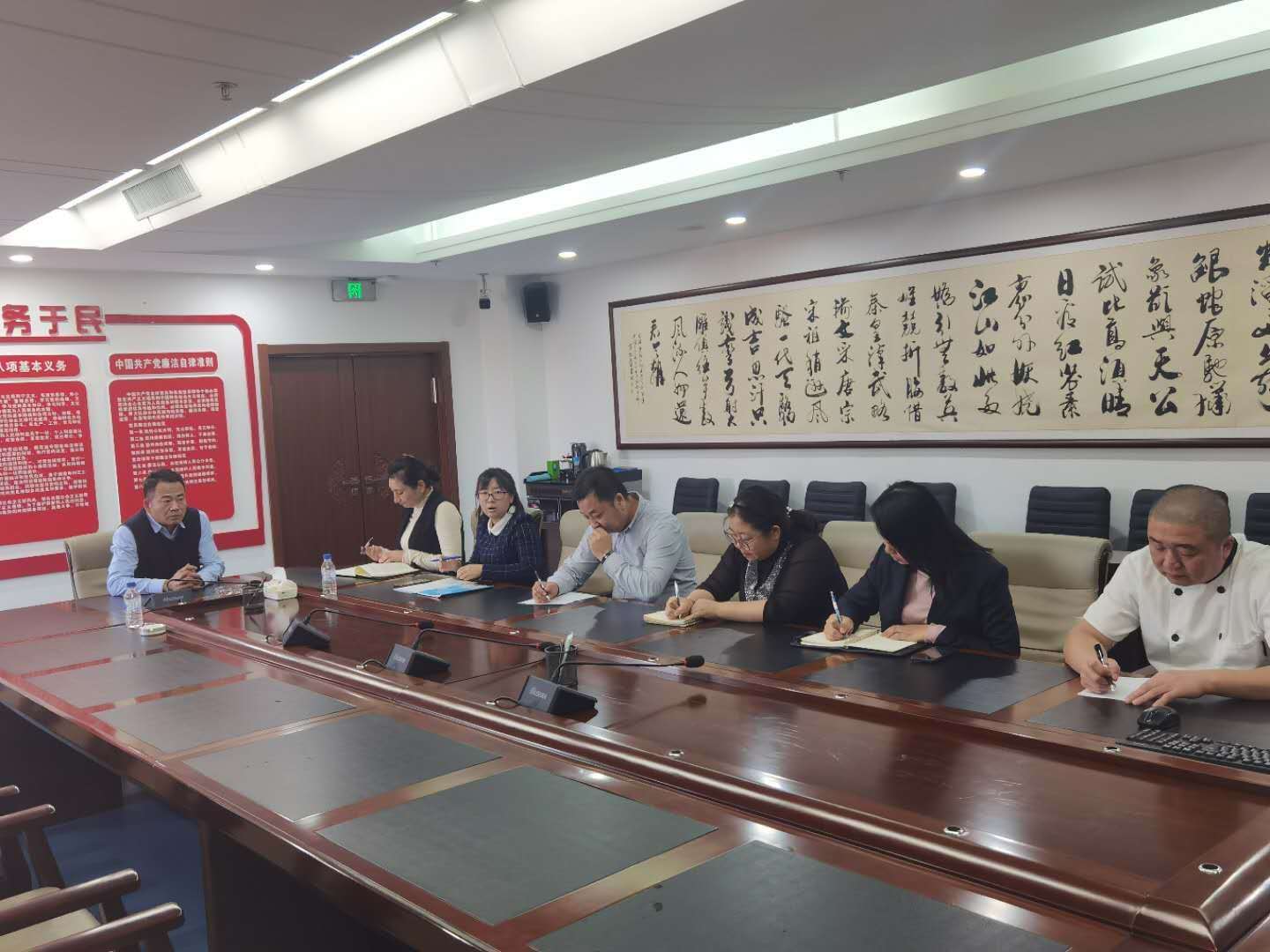图为中心各党小组认真贯彻学习党的十九届五中全会精神