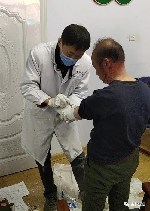 图为免费适配假肢服务现场