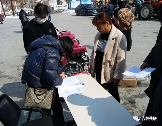 图为残联工作人员开展惠残政策和康复知识宣传