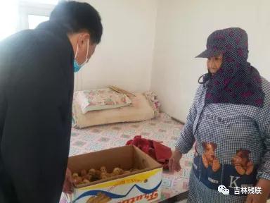 图为白城市通榆县宏铭轩牧业有限公司为残疾人发放鸡雏