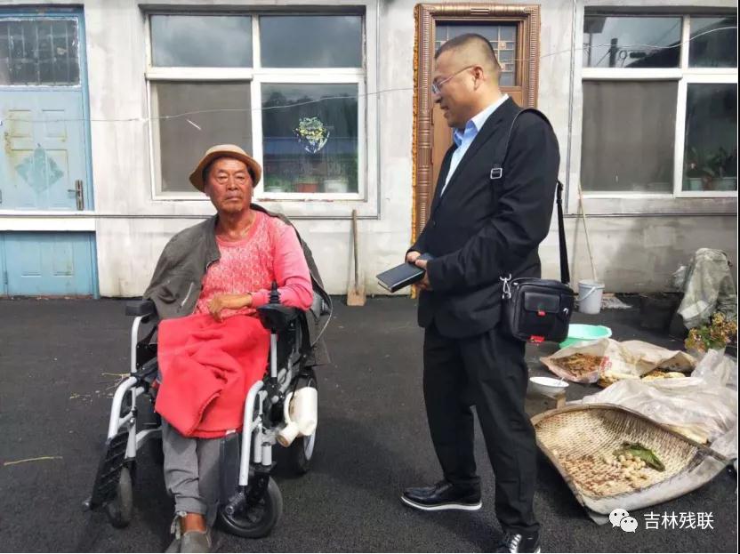 图为脱贫攻坚工作