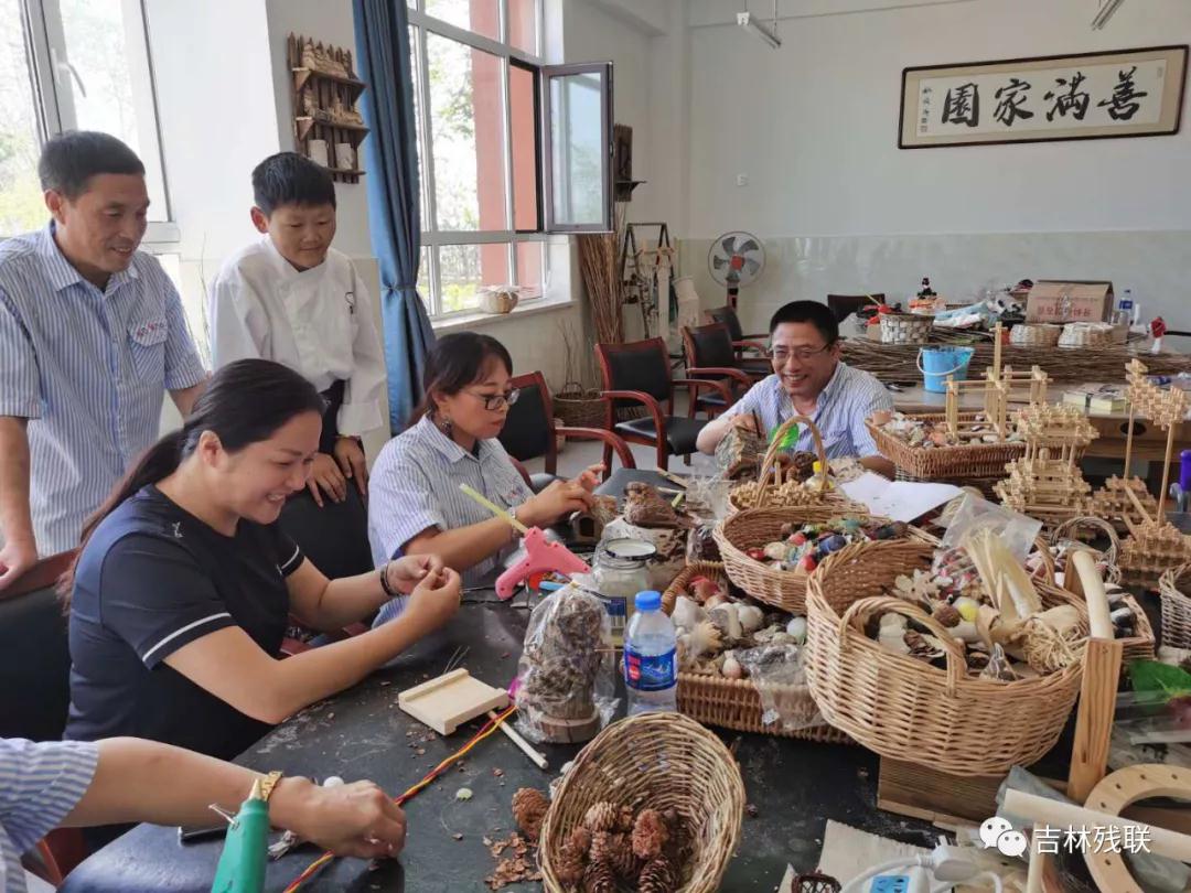 图为在善满家园残障人综合服务中心,学员们正在制作手工艺品