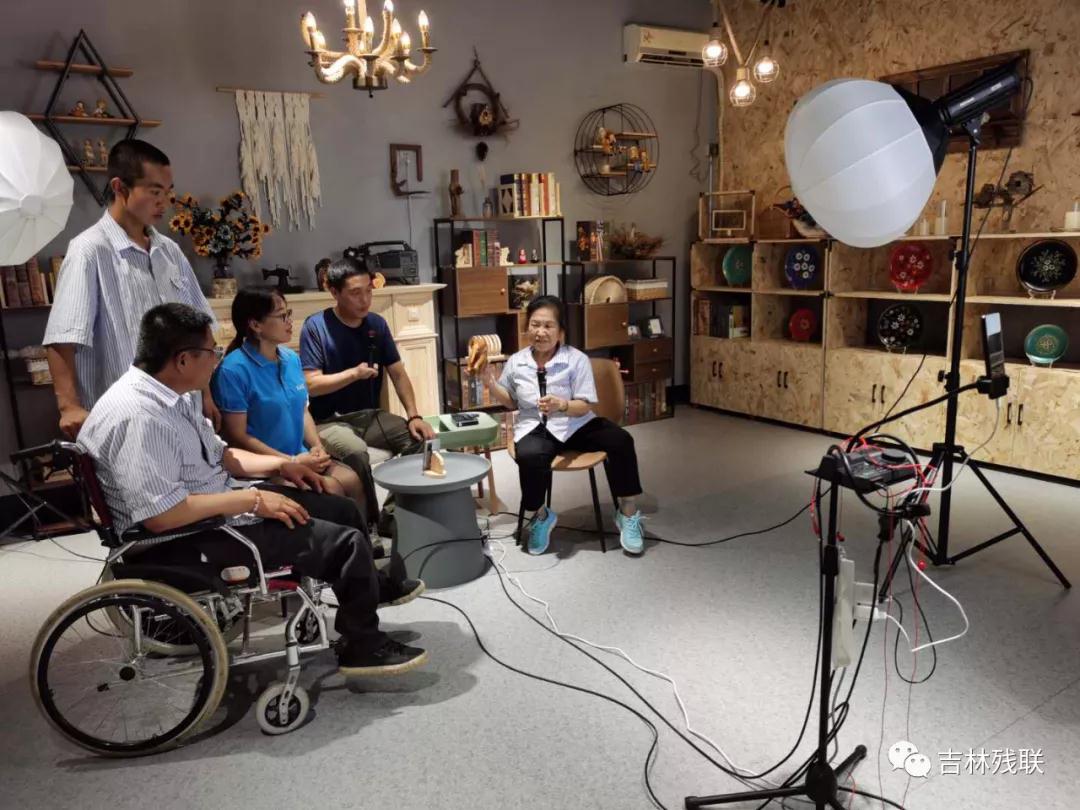 图为中心搭建“互联网+脱贫”平台,直播间里学员们正在带货直播