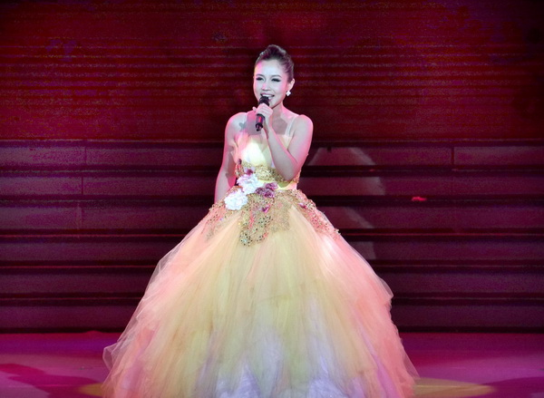 图为我省盲人歌手王聪获得声乐类二等奖并参加颁奖晚会的演出