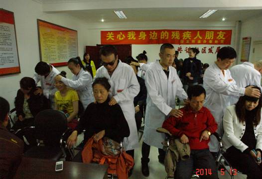 图为宽城区盲人按摩志愿者为居民服务