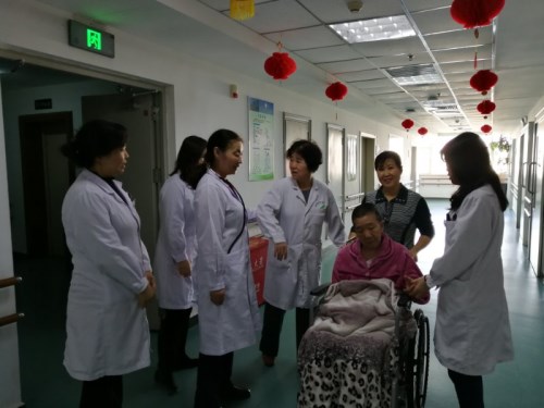 图为专家看望康复的患者